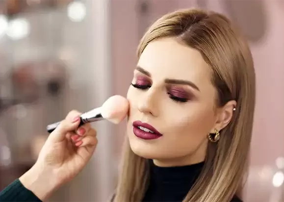 Abend-Make-up im Friseursalon in Istanbul Taksim