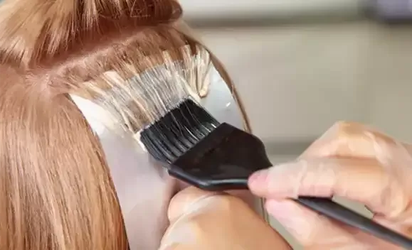 Ansatz-Blondierung im Friseursalon in Istanbul Taksim