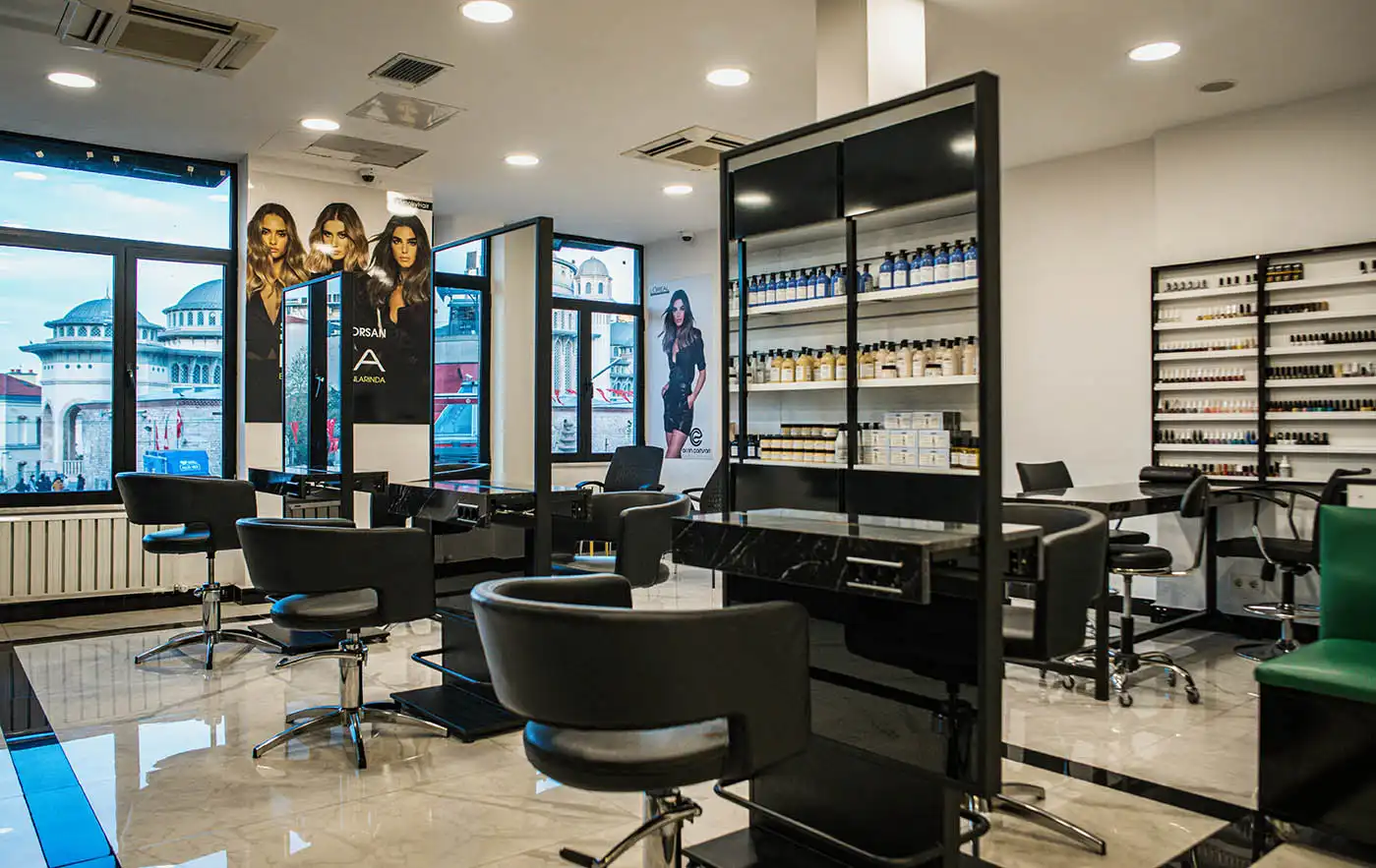 Damenfriseur im Friseursalon in Istanbul Taksim