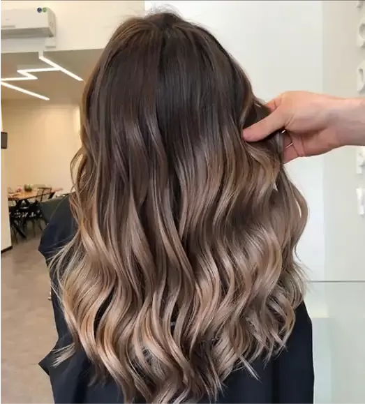 Glossing im Friseursalon in Istanbul Taksim