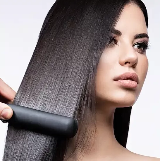 Haarglättung mit dem Glätteisen im Salon in Istanbul Taksim