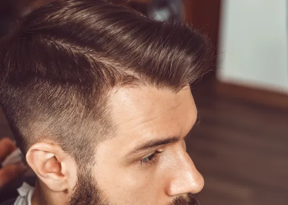 Herrenhaarschnitt im Salon in Istanbul Taksim