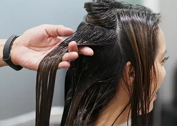 Keratin Maske wird im Friseursalon in Istanbul Taksim aufgetragen