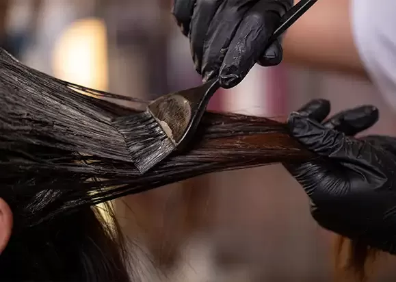 Komplettfärbung im Friseursalon in Istanbul Taksim