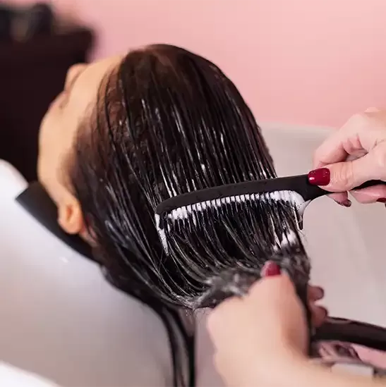 Olaplex im Regal des Friseursalons in Istanbul Taksim
