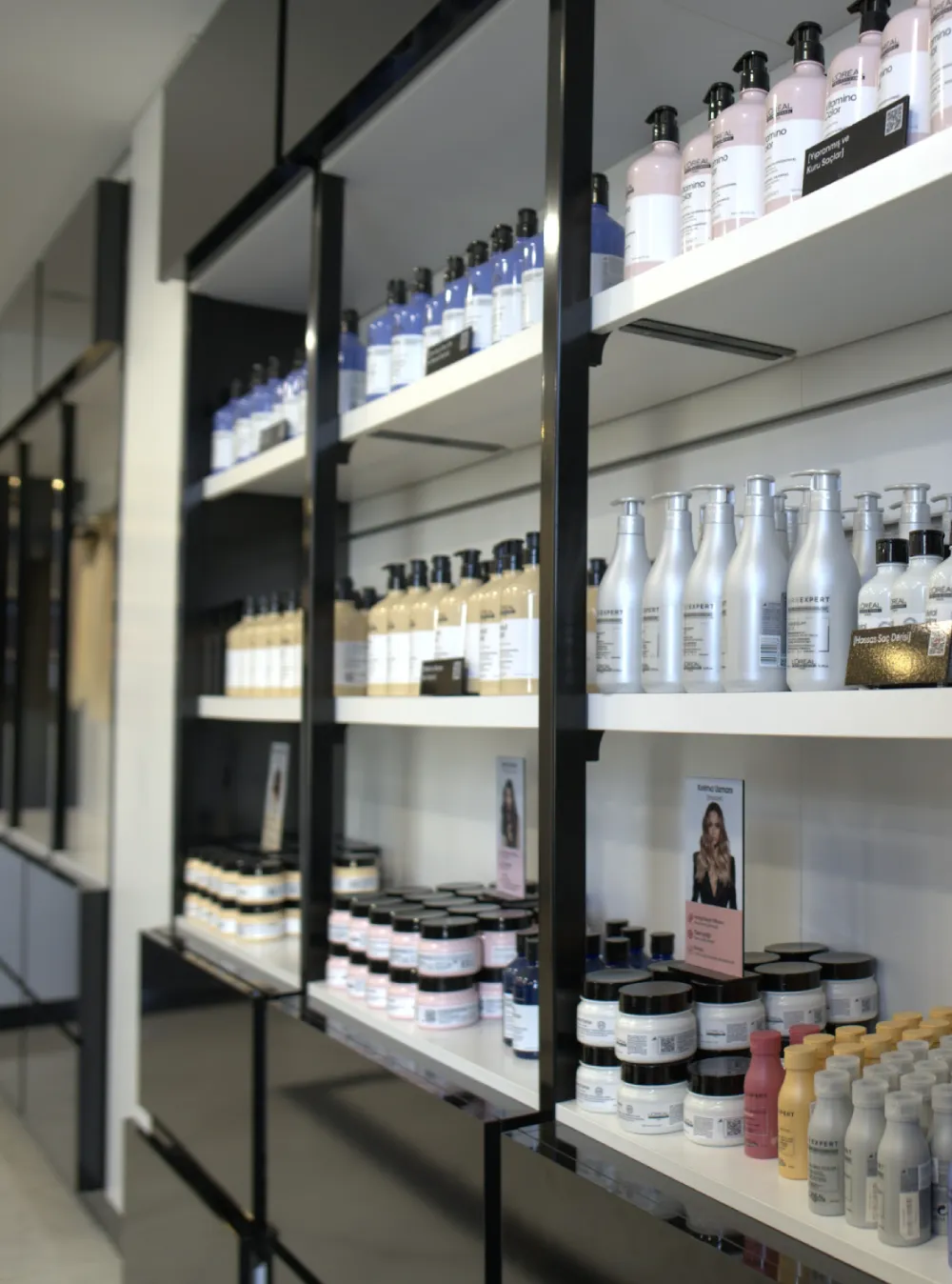 Olaplex, Kérastase und L’Oréal Professionnel im Regal des Salons in Istanbul Taksim