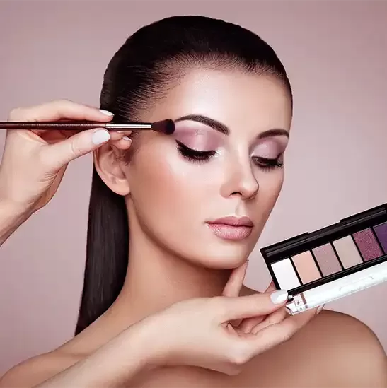 Professionelles Make-up im Friseursalon in Istanbul Taksim