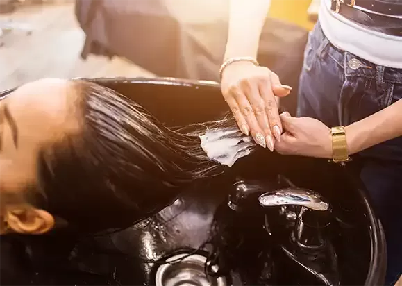 Proteinbehandlung im Friseursalon in Istanbul Taksim