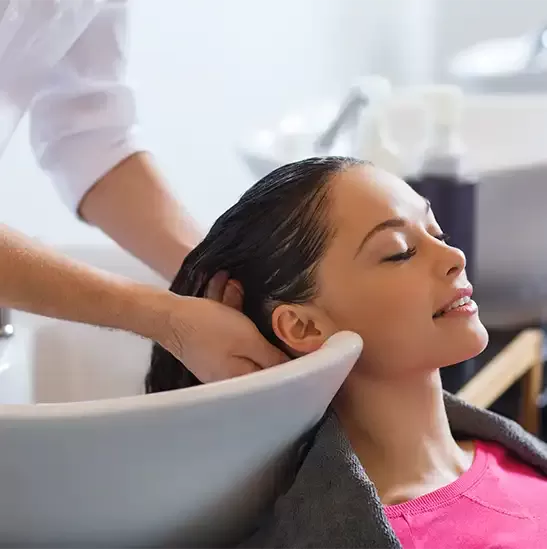 Haarmaske am Waschplatz im Friseursalon in Istanbul Taksim