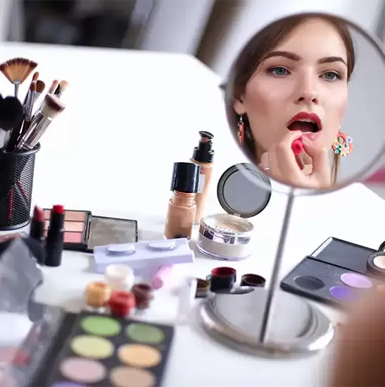 Tages-Make-up im Friseursalon in Istanbul Taksim