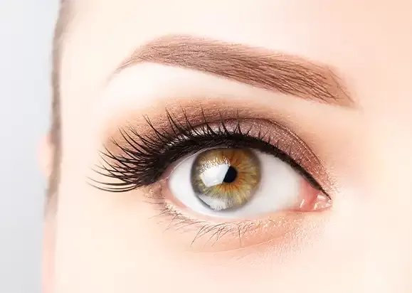 Wimpern färben im Friseursalon in Istanbul Taksim